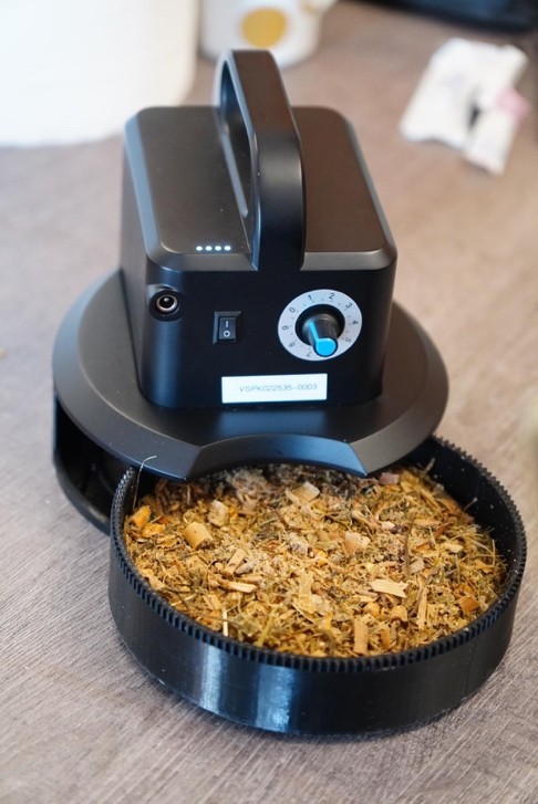 Nutriscope XL avec sa coupelle rotative pour analyser des échantillons hétérogènes