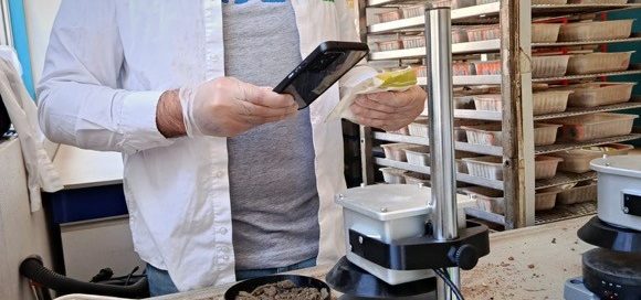 Nutriscope XL de laboratoire en train d'analyser un échantillon de sol
