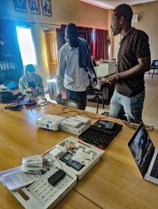 Babcar Diop et prod Sediou prennent en main les équipements de mesure du stress apportés par Senseen